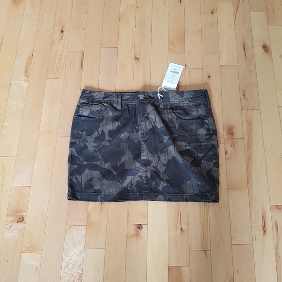 NEW Bench dark olive mini skirt - medium - Picture 1 of 3